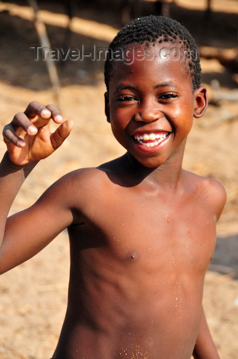 malawi98: Cape Maclear / Chembe, Malawi: boy on the beach - Yao peole, the Wayao ethnic group, speakers of a Bantu language known as Chiyao - Nankumba Peninsula - photo by M.Torres - (c) Travel-Images.com - Stock Photography agency - Image Bank