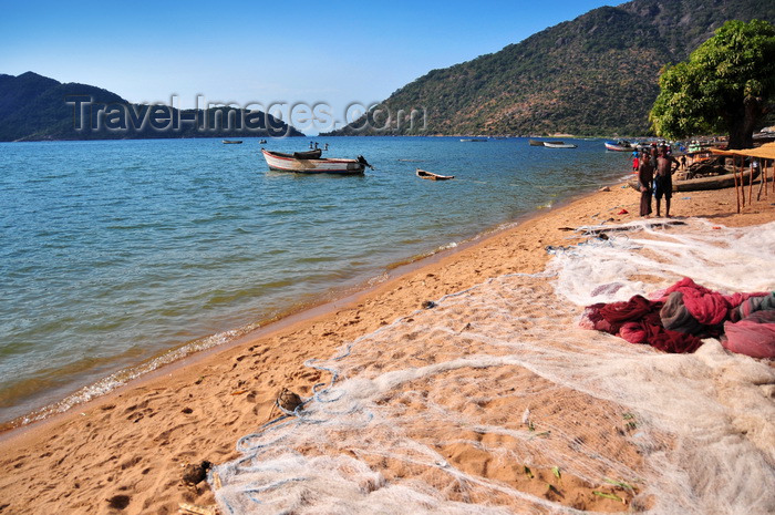 malawi99: Cape Maclear / Chembe, Malawi: Lake Malawi / Lake Nyasa - fishing nets on the beach - Domwe Island on the left - Lake Malawi National Park - photo by M.Torres - (c) Travel-Images.com - Stock Photography agency - Image Bank