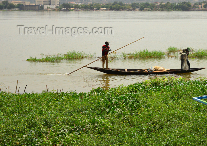 mali108: Bamako, Mali: Niger River fishermen on a canoe - photo by M.Torres - (c) Travel-Images.com - Stock Photography agency - Image Bank