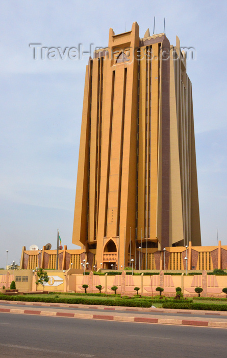 mali109: Bamako, Mali: Central Bank of West African States - BCEAO Tower and October 22 Boulevard - photo by M.Torres - (c) Travel-Images.com - Stock Photography agency - Image Bank
