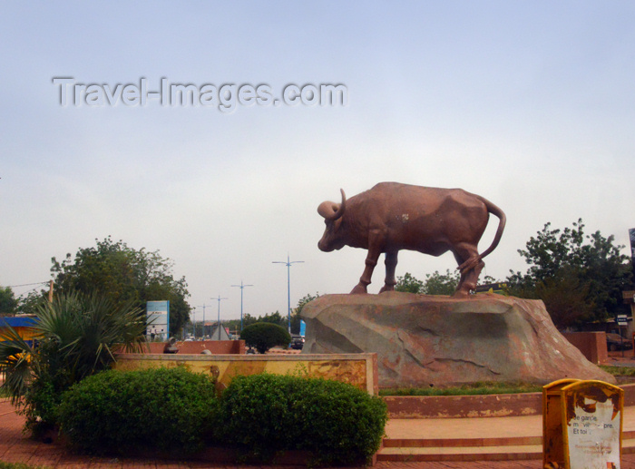 mali111: Bamako, Mali: buffalo on Sogolon square,  Kalabancoura - tribute to women, inspired in an ancient Mandingo legend - photo by M.Torres - (c) Travel-Images.com - Stock Photography agency - Image Bank
