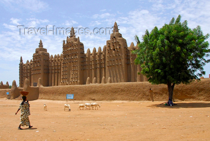 mali16: Djenné, Mopti Region, Mali: woman walking in front of Great Mosque of Djenné - UNESCO world heritage site - architect Ismaila Traoré - Grande mosquée de Djenné - photo by J.Pemberton - (c) Travel-Images.com - Stock Photography agency - Image Bank