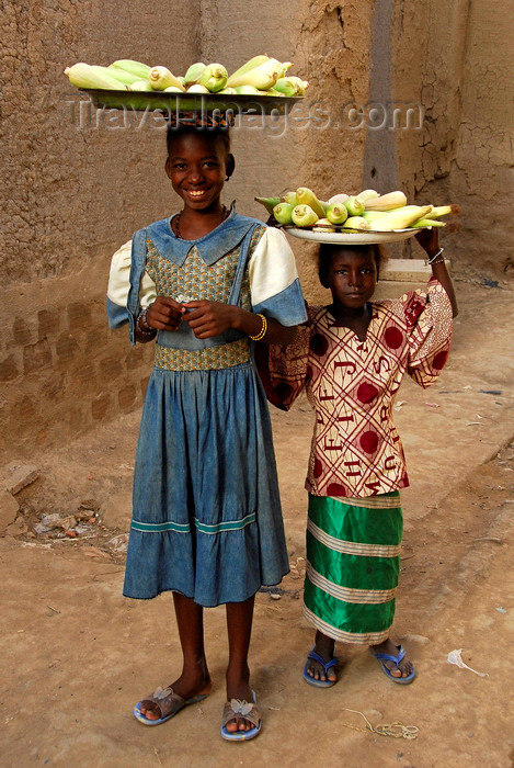 mali18: Djenné, Mopti Region, Mali: girls selling sweetcorn - photo by J.Pemberton - (c) Travel-Images.com - Stock Photography agency - Image Bank