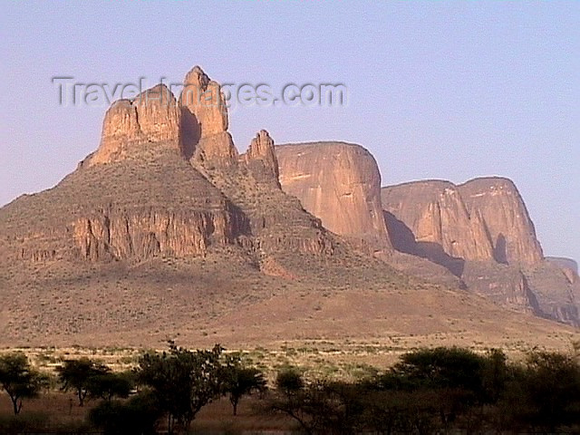 mali21: Mali - Hombori - Mopti Region: Hombori hills - not Arizona - photo by A.Slobodianik - (c) Travel-Images.com - Stock Photography agency - Image Bank