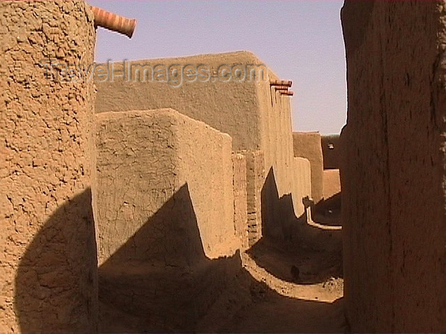 mali27: Mali - Bozo town: narrow alley - mud architecture - photo by A.Slobodianik - (c) Travel-Images.com - Stock Photography agency - Image Bank