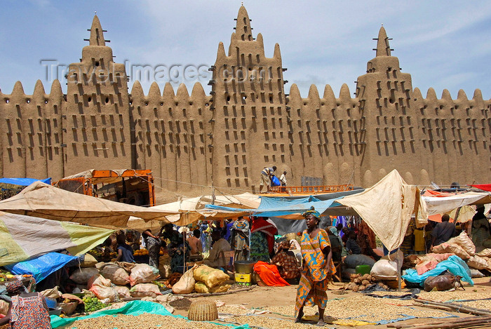 mali3: Djenné, Mopti Region, Mali: general scene of monday market in front of the three minarets of the Great Mosque of Djenné - the world's largest mud building - Sudano-Sahelian architectural style - photo by J.Pemberton - (c) Travel-Images.com - Stock Photography agency - Image Bank