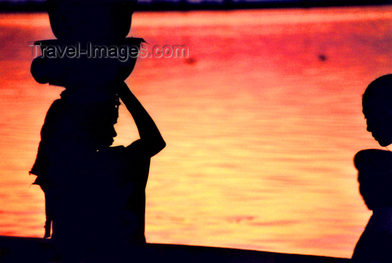 mali30: Mali - Segou: evening arrives - women silhouettes against the water - photo by by N.Cabana - (c) Travel-Images.com - Stock Photography agency - Image Bank