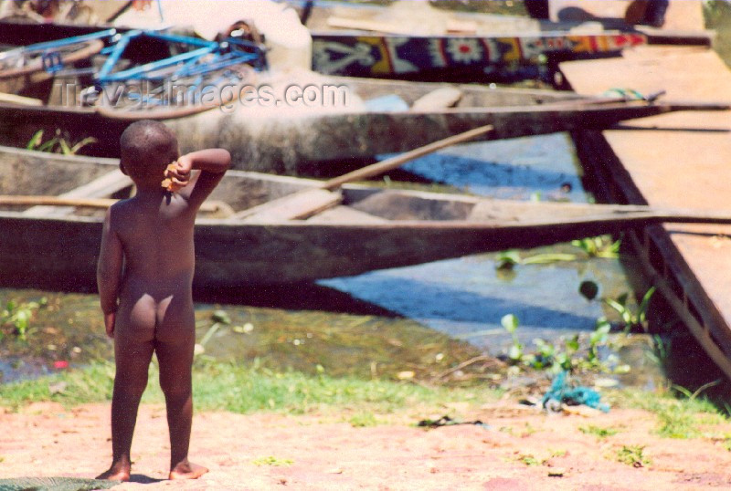 mali31: Mali - Segou: toddler looking at the boats in the port - photo by N.Cabana - (c) Travel-Images.com - Stock Photography agency - Image Bank