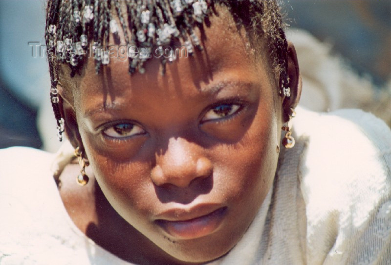 mali34: Mali - Segou: girl with plaited hair - at the market - photo by N.Cabana - (c) Travel-Images.com - Stock Photography agency - Image Bank