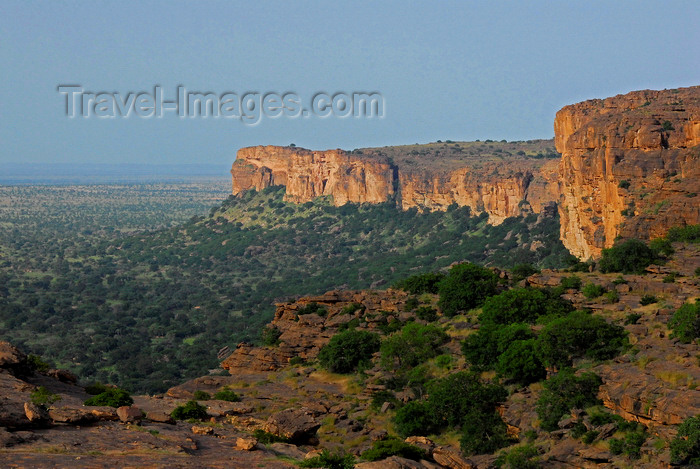 mali4: Bandiagara Escarpment, Dogon country, Mopti region, Mali: view of the escarpment from Banimoto - long sandstone cliff - Falaise du Bandiagara - photo by J.Pemberton - (c) Travel-Images.com - Stock Photography agency - Image Bank