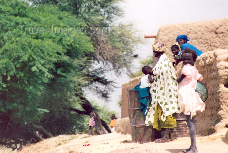 mali43: Mali - River Niger: kids from a village on the river bank - photo by N.Cabana - (c) Travel-Images.com - Stock Photography agency - Image Bank