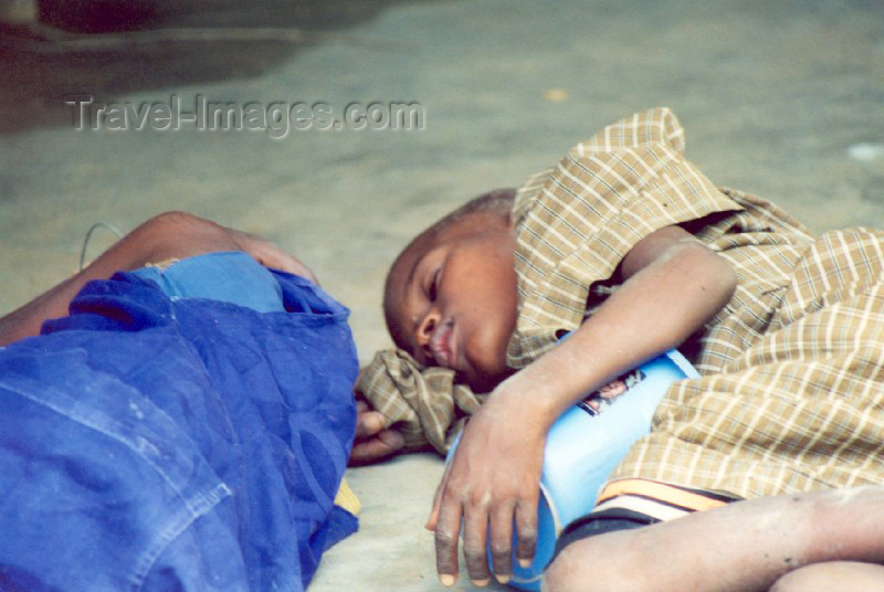 mali44: Djenné, Mopti Region, Mali: kids sleeping at the mosque - photo by N.Cabana - (c) Travel-Images.com - Stock Photography agency - Image Bank