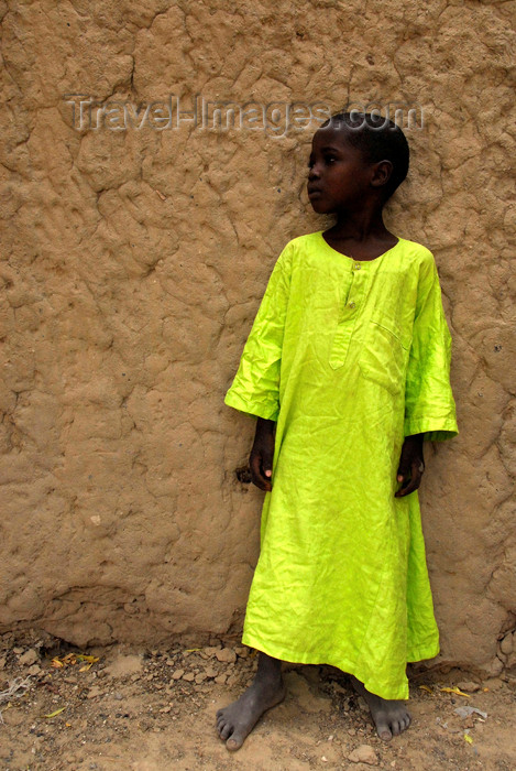 mali45: Timbuktu / Tombouctou, Mali: young boy in bright gelabaya agains a mud wall - photo by J.Pemberton - (c) Travel-Images.com - Stock Photography agency - Image Bank