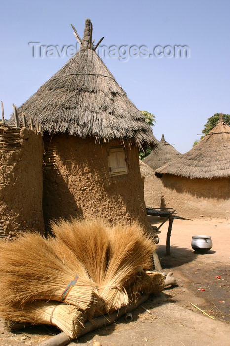 mali47: Mali - Bamako area - village houses - mud construction - photo by E.Andersen - (c) Travel-Images.com - Stock Photography agency - Image Bank