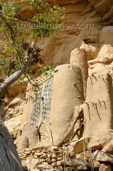 mali49: Mali - Dogon country - ceremonial house under the cliff - photo by E.Andersen - (c) Travel-Images.com - Stock Photography agency - Image Bank