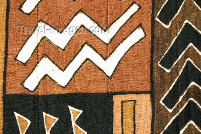 mali53: Mali - Mud cloth - dyed traditionally with mud colours - photo by E.Andersen - (c) Travel-Images.com - Stock Photography agency - Image Bank