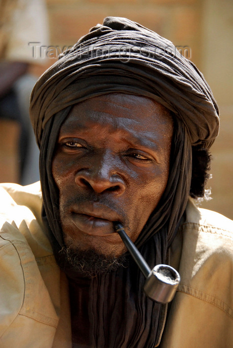 mali59: Djenné, Mopti Region, Mali: portrait of a medicine man smoking a pipe at monday market - photo by J.Pemberton - (c) Travel-Images.com - Stock Photography agency - Image Bank