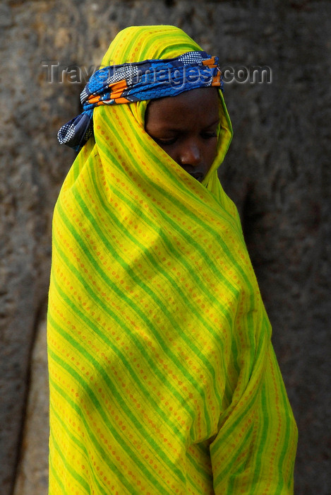 mali64: Bandiagara Escarpment, Dogon country, Mopti region, Mali: girl in bright shawl - photo by J.Pemberton - (c) Travel-Images.com - Stock Photography agency - Image Bank