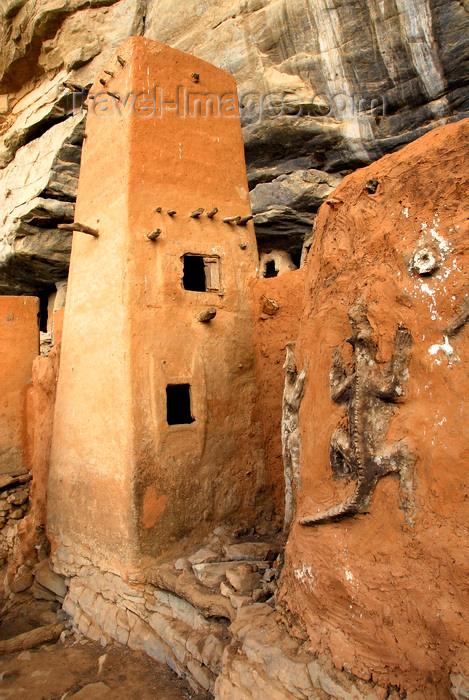 mali66: Bandiagara Escarpment, Dogon country, Mopti region, Mali: Dogon granaries and Crocodile Totem - Binou cult - photo by J.Pemberton - (c) Travel-Images.com - Stock Photography agency - Image Bank