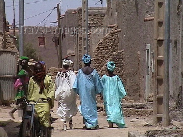 mali7: Mali - Mopti: street scene - photo by A.Slobodianik - (c) Travel-Images.com - Stock Photography agency - Image Bank