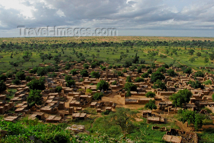 mali75: Bandiagara Escarpment, Dogon country, Mopti region, Mali: vew over a Dogon village - photo by J.Pemberton - (c) Travel-Images.com - Stock Photography agency - Image Bank