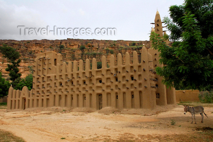 mali76: Bandiagara Escarpment, Dogon country, Mopti region, Mali: cliffs and Sahel-style mud brick Mosque in Kani Kombole village - photo by J.Pemberton - (c) Travel-Images.com - Stock Photography agency - Image Bank