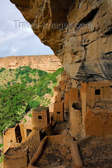 mali77: Bandiagara Escarpment, Dogon country, Mopti region, Mali: Tellem and Dogon granaries under the cliff - Land of the Dogons - Unesco world heritage site - photo by J.Pemberton - (c) Travel-Images.com - Stock Photography agency - Image Bank