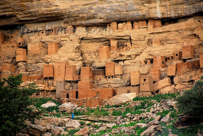 mali78: Bandiagara Escarpment, Dogon country, Mopti region, Mali: Tellem and Dogon granaries - traditional architecture -  UNESCO World Heritage - Falaise du Bandiagara - photo by J.Pemberton - (c) Travel-Images.com - Stock Photography agency - Image Bank