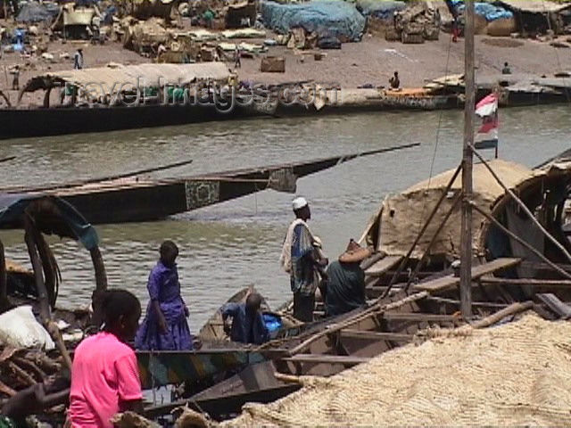 mali8: Mali - Mopti: the harbour life - river Niger - photo by A.Slobodianik - (c) Travel-Images.com - Stock Photography agency - Image Bank