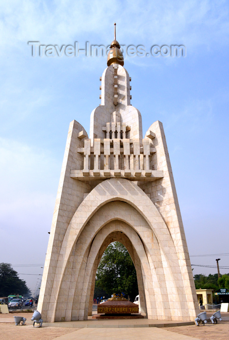 mali84: Bamako, Mali: Independence Monument, Triumphal arch celebrating independence from France in 1960, view of Avenue de la Nation - photo by M.Torres - (c) Travel-Images.com - Stock Photography agency - Image Bank