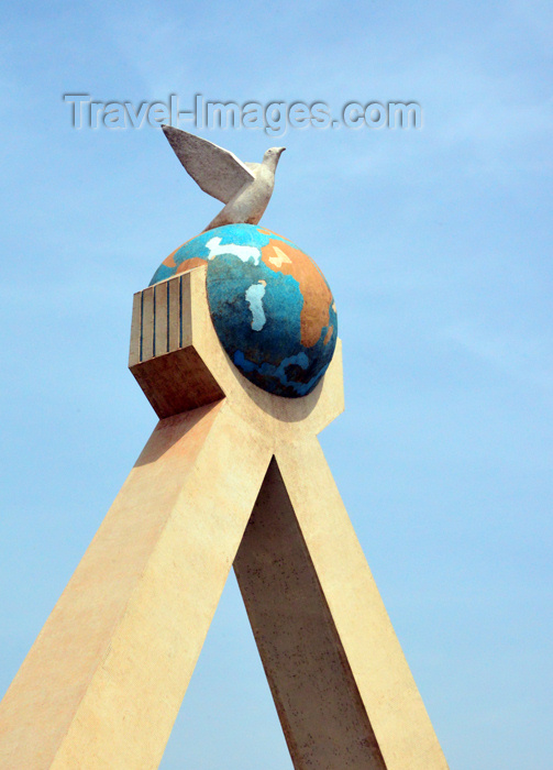 mali93: Bamako, Mali: Peace Monument - detail of arms holding a globe with a peace dove - phot by M.Torres - (c) Travel-Images.com - Stock Photography agency - Image Bank