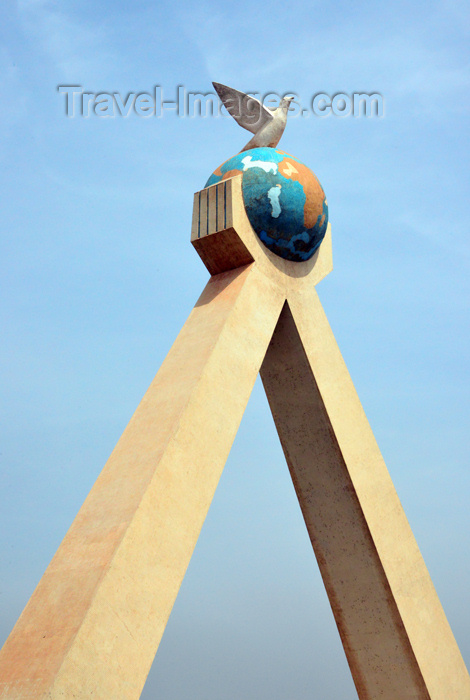 mali94: Bamako, Mali: Peace Monument - intersection of Avenue de la Nation and the Secondary Route -  Monument de la Paix - photo by M.Torres - (c) Travel-Images.com - Stock Photography agency - Image Bank