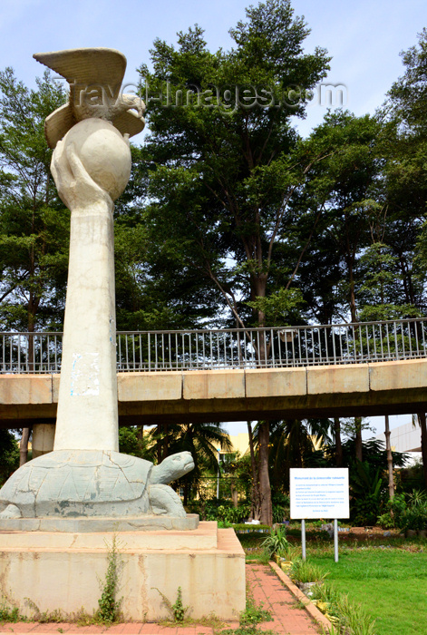 mali97: Bamako, Mali: the Emerging Democracy monument - an eagle rides on a turtle - Boulevard October 22 - photo by M.Torres - (c) Travel-Images.com - Stock Photography agency - Image Bank