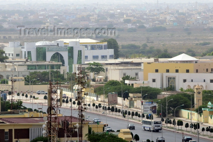 mauritania10: Nouakchott, Mauritania:Abdel Nasser Avenue with the Army HQ on the left and the Accounting School on the left - seen from above - traffic and people - photo by M.Torres - (c) Travel-Images.com - Stock Photography agency - Image Bank