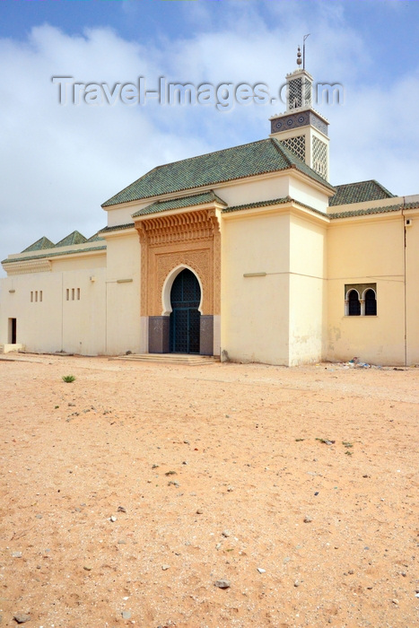 mauritania22: Nouakchott, Mauritania: arched gate and minaret with zellidj tiles at the Moroccan Mosque, inspired in the Koutoubia in Marrakesh - Mosquée Marocaine - photo by M.Torres - (c) Travel-Images.com - Stock Photography agency - Image Bank