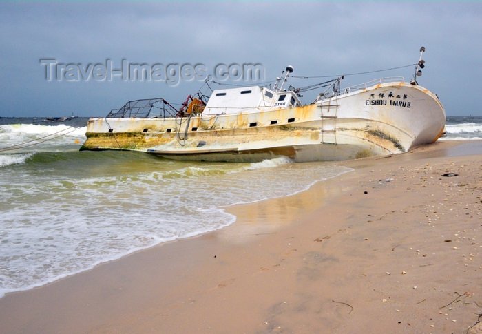 mauritania28: Nouakchott, Mauritania: fishing trawler stranded on the beach of the fishing harbor - Eishou Maru II - Port de Peche - photo by M.Torres - (c) Travel-Images.com - Stock Photography agency - Image Bank
