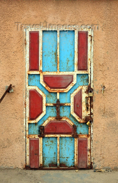 mauritania38: Nouakchott, Mauritania: rusty metal door with padlocks - fishing harbor complex - photo by M.Torres - (c) Travel-Images.com - Stock Photography agency - Image Bank