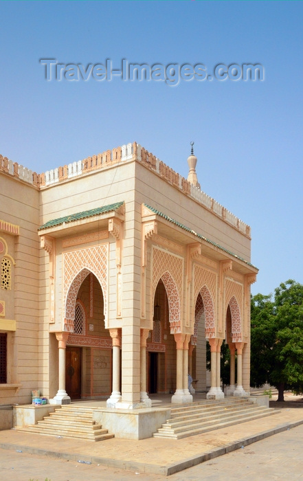 mauritania57: Nouakchott, Mauritania: the Saudi Mosque aka Grand Mosque - arched porch with intricate Islamic ornamentation - King Faisal avenue and Mamadou Konate street - la Mosquée Saoudienne - photo by M.Torres - (c) Travel-Images.com - Stock Photography agency - Image Bank