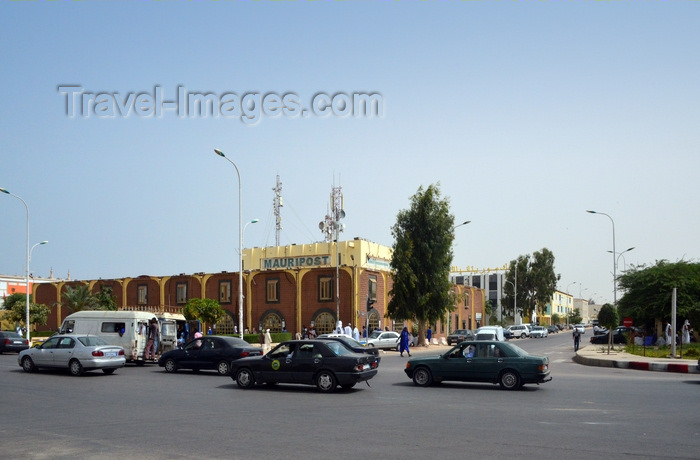 mauritania60: Nouakchott, Mauritania: life downtown, traffic and people on Gamal Abdel Nasser Avenue, busy corner of rue de l'Indépendance, near the central Post Office - photo by M.Torres - (c) Travel-Images.com - Stock Photography agency - Image Bank