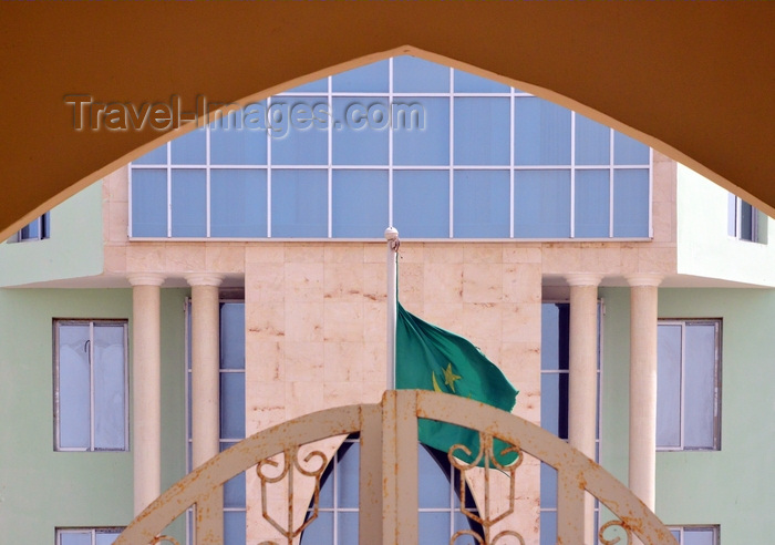 mauritania64: Nouakchott, Mauritania: the City Hall with the Mauritanian flag - Communauté Urbaine de Nouakchott - photo by M.Torres - (c) Travel-Images.com - Stock Photography agency - Image Bank