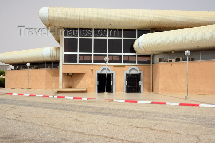 mauritania78: Nouakchott, Mauritania: Nouakchott International Airport, air side - entrance to the main terminal building - Aéroport de Nouakchott - photo by M.Torres - (c) Travel-Images.com - Stock Photography agency - Image Bank