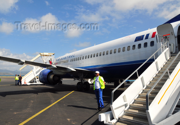 mayotte39: Pamandzi, Petite-Terre, Mayotte: Air Austral aircraft ready for boarding - Dzaoudzi Pamandzi International Airport - DZA - F-ODZY Boeing 737-33A - photo by M.Torres - (c) Travel-Images.com - Stock Photography agency - Image Bank