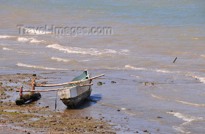 mayotte51: Pamandzi, Petite-Terre, Mayotte: outrigger canoe - galawa - pirogue à balancier - photo by M.Torres - (c) Travel-Images.com - Stock Photography agency - Image Bank