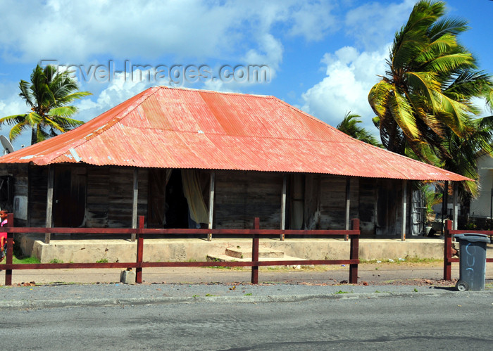 mayotte56: Labattoire, Petite-Terre, Mayotte: creoule house on the causeway - Boulevard des Crabes - photo by M.Torres - (c) Travel-Images.com - Stock Photography agency - Image Bank