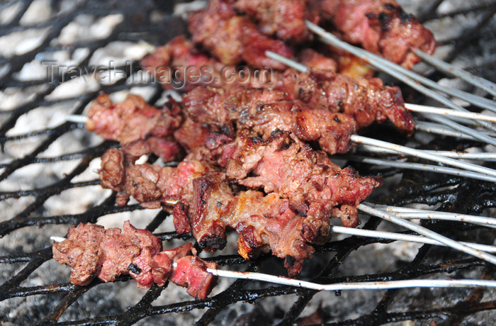mayotte84: Dzaoudzi, Petite-Terre, Mayotte: shish kebabs - beef grilled on skewers - brochettes - photo by M.Torres - (c) Travel-Images.com - Stock Photography agency - Image Bank