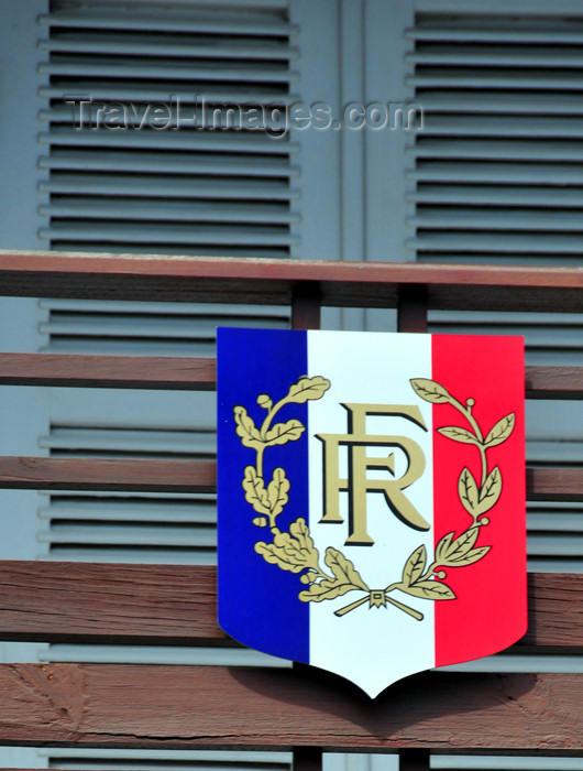 mayotte89: Dzaoudzi, Petite-Terre, Mayotte: the reassuring presence of the French Republic in the Comoros archipelago - RF and French tricolore - photo by M.Torres - (c) Travel-Images.com - Stock Photography agency - Image Bank