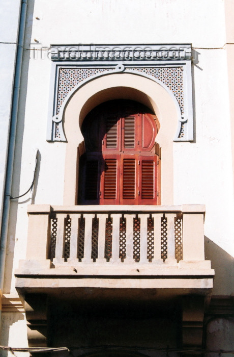 melilla33: Melilla: mourisque blacony of the Or Zoruah / Yamín Benarroch synagogue - supported at either end by plinths/ balcon - Sinagoga Or Zoruah o de Yamín Benarroch - arquitecto Enrique Nieto - calle López Moreno - photo by M.Torres - (c) Travel-Images.com - Stock Photography agency - Image Bank