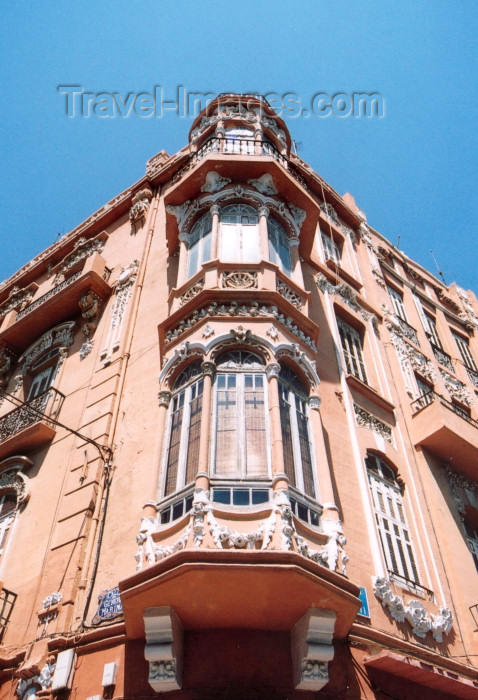 melilla59: Melilla: balcony - Trasmediterranea - supported on console brackets - architect Enrique Nieto / balcon, Balkon, Balkong | Edificio Modernista creado por Enrique Nieto - Avenida Juan Carlos - photo by M.Torres - (c) Travel-Images.com - Stock Photography agency - Image Bank