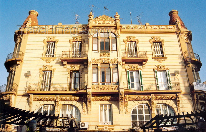 melilla65: Melilla: Edificio Reconquista - art deco balcony and pergola - Plaza Menéndez Pelayo - photo by M.Torres - (c) Travel-Images.com - Stock Photography agency - Image Bank