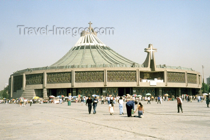 mexico12: Mexico City: penitents at the Basílica de Nuestra Señora de Guadalupe - architect: Pedro Ramirez Vasquez - top of Tepeyac hill - photo by M.Torres - (c) Travel-Images.com - Stock Photography agency - Image Bank